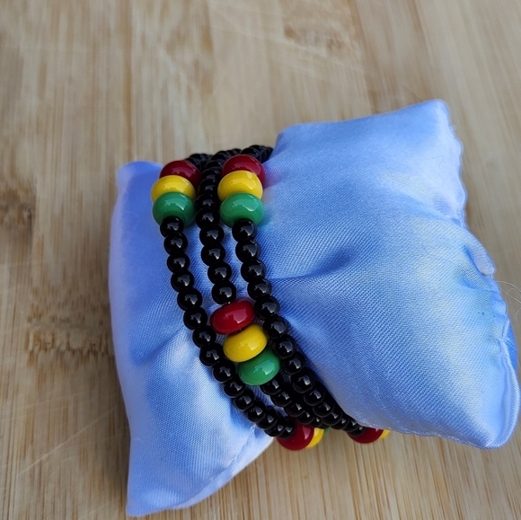 Hand Crafted Memory Wire Beaded Bracelet Black Green Yellow Red Juneteenth Small - Picture 8 of 9